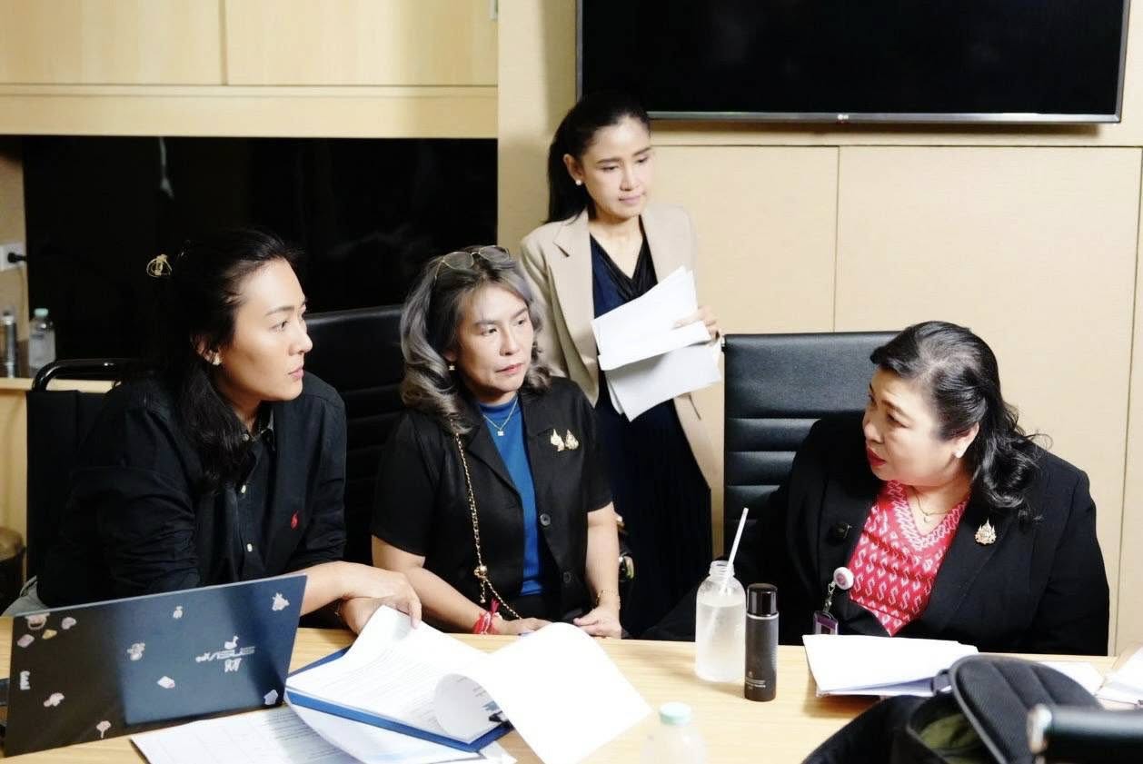 ทีมงานและอาสาสมัครร่วมมือกัน